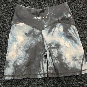 Alphalete Surface Power Short-Black Oil Stain Size small